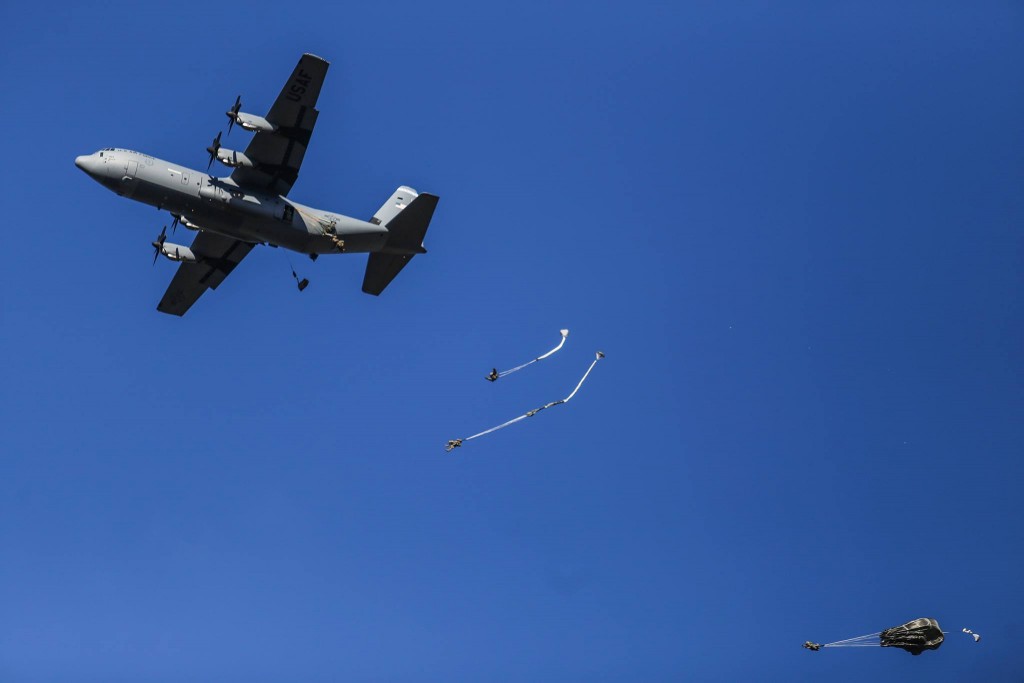 Rukloje nusileido beveik pusantro šimto JAV parašiutininkų Ievos Budzeikaitės nuotr.