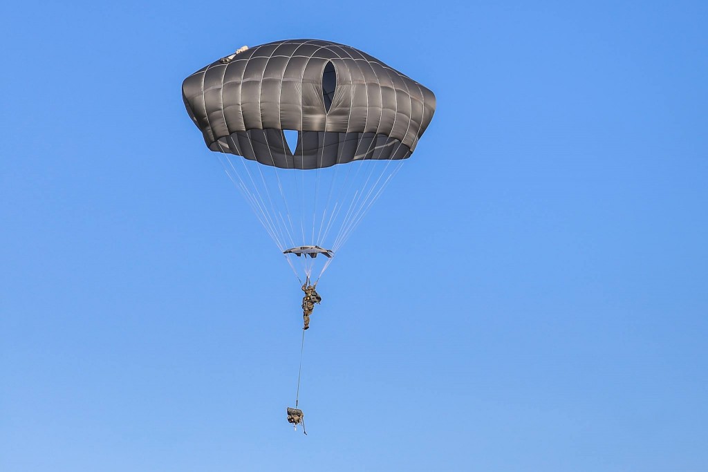 Rukloje nusileido beveik pusantro šimto JAV parašiutininkų Ievos Budzeikaitės nuotr.