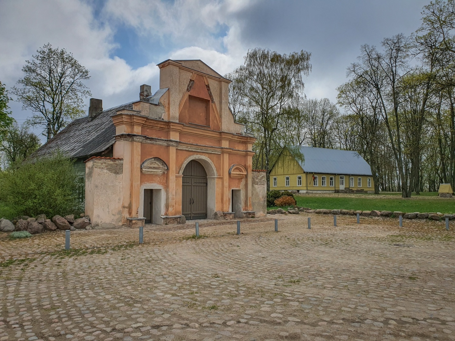 Paparčių buvusio dominikonų vienuolyno vartai | Giedrės Streikauskaitės nuotr.